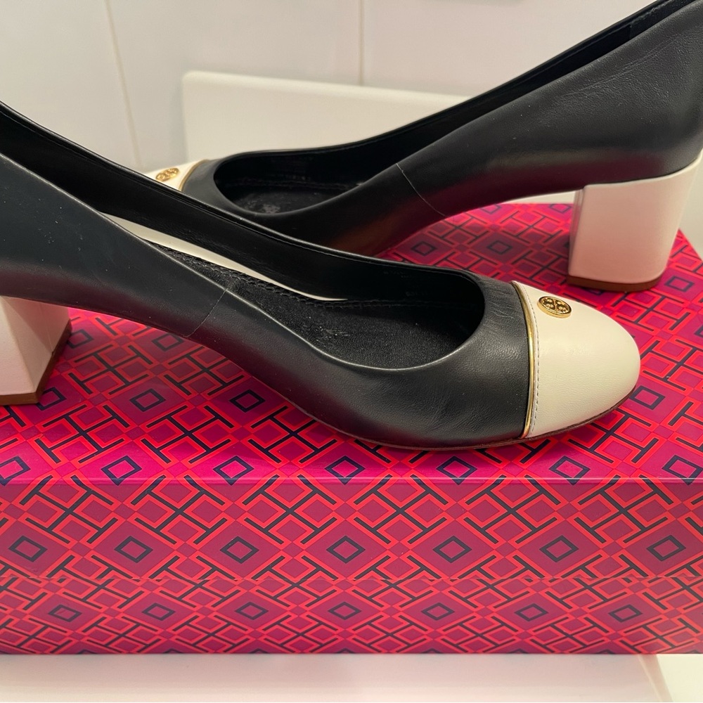 Tory Burch black/ivory/gold  Classic style pump - maison leather size 6.5